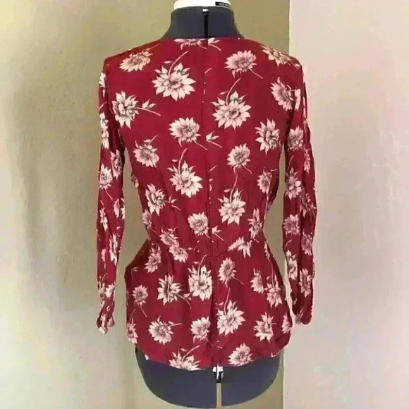 FOREVER 21 long sleeve Flower peplum  top size SMALL - Picture 2 of 4